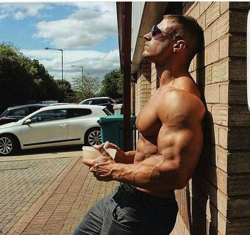 坐姿哑铃推举视频,高效锻炼肩部与上臂的居家健身指南